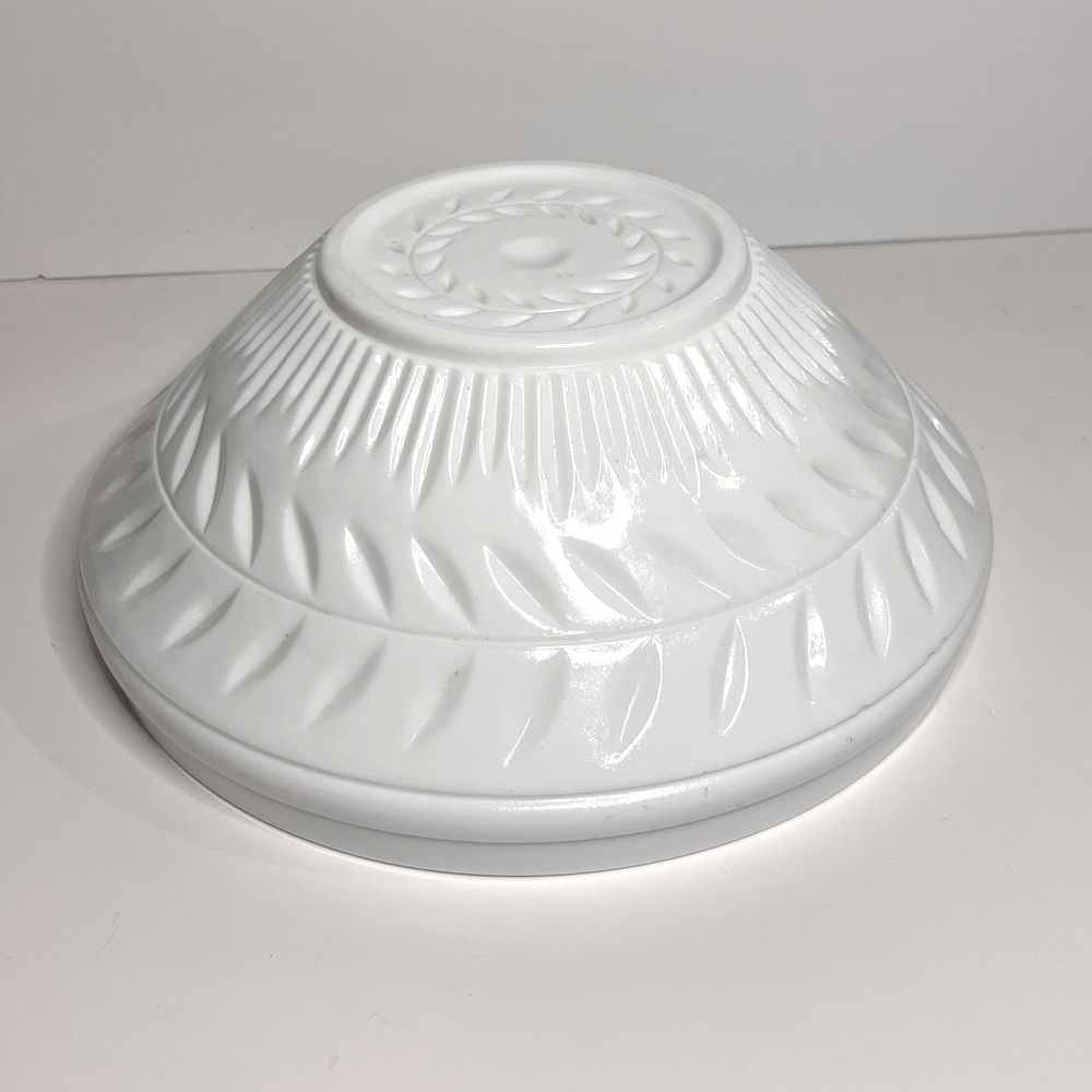 UNIQUE VINTAGE LARGE MILK GLASS BOWL ROUND PRESSED FLOWER 10”